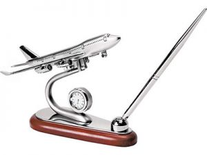 Модель пассажирского самолета с часами и ручкой ― Интернет Магазин Дворец Подарков